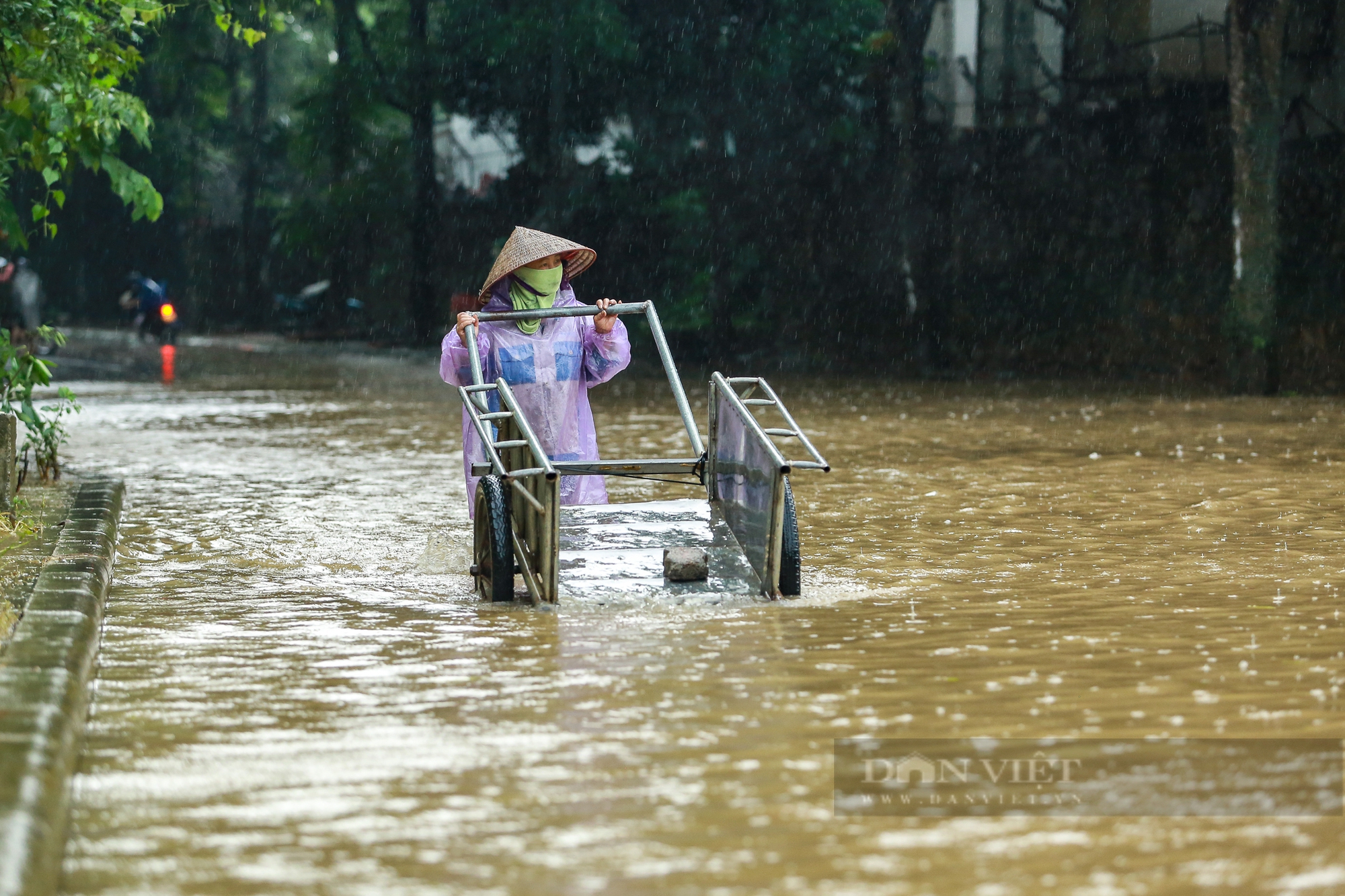 Hà Nội mưa lớn, đường gom Đại lộ Thăng Long ngập sâu, người dân chật vật tìm cách vượt ngập- Ảnh 12.