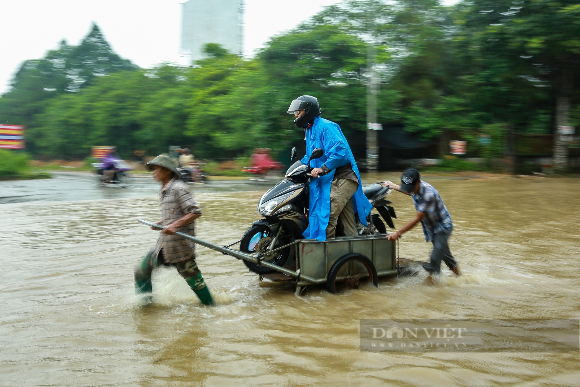 Hà Nội mưa lớn, đường gom Đại lộ Thăng Long ngập sâu, người dân chật vật tìm cách vượt ngập- Ảnh 11.