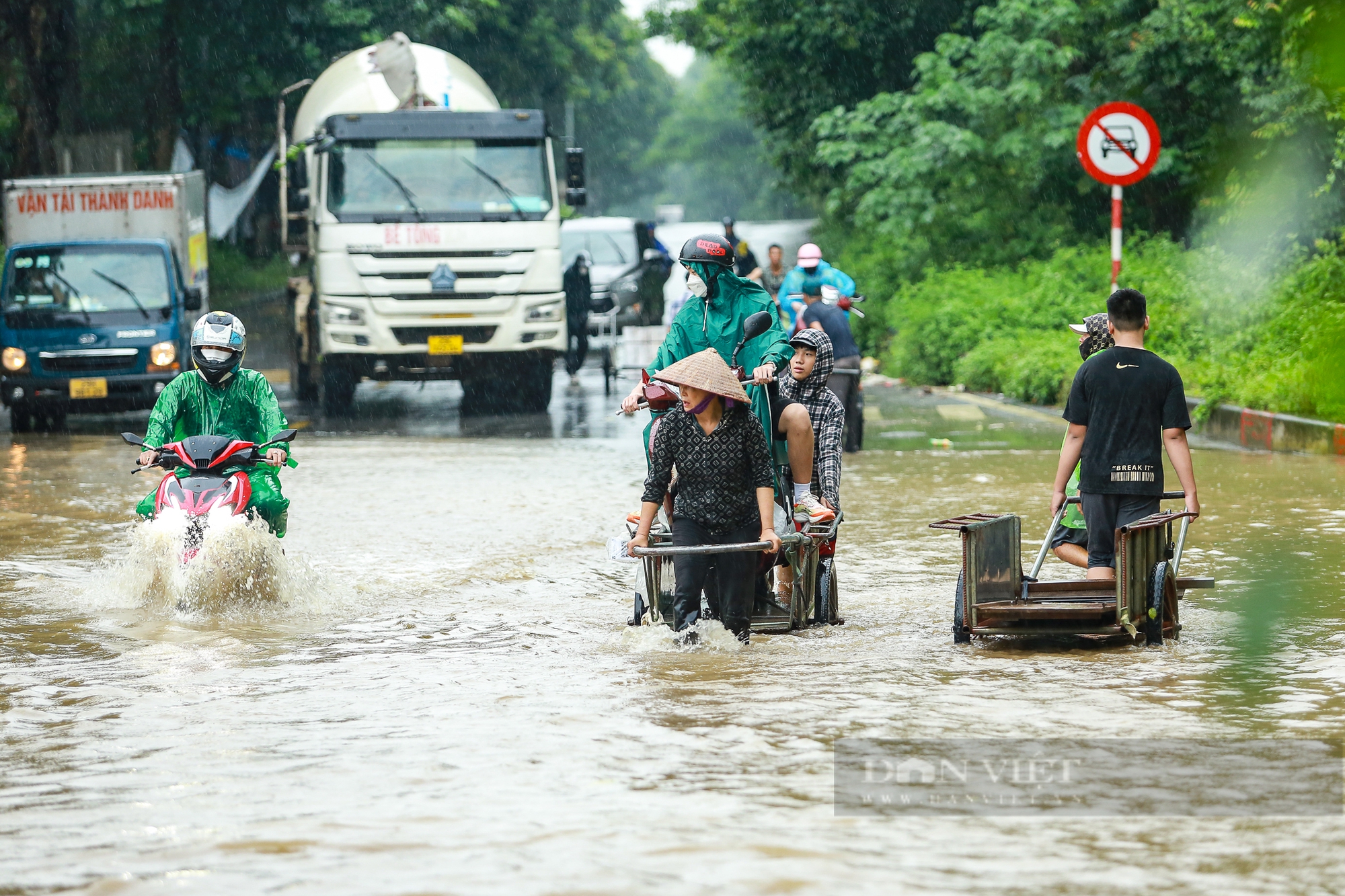 Hà Nội mưa lớn, đường gom Đại lộ Thăng Long ngập sâu, người dân chật vật tìm cách vượt ngập- Ảnh 10.