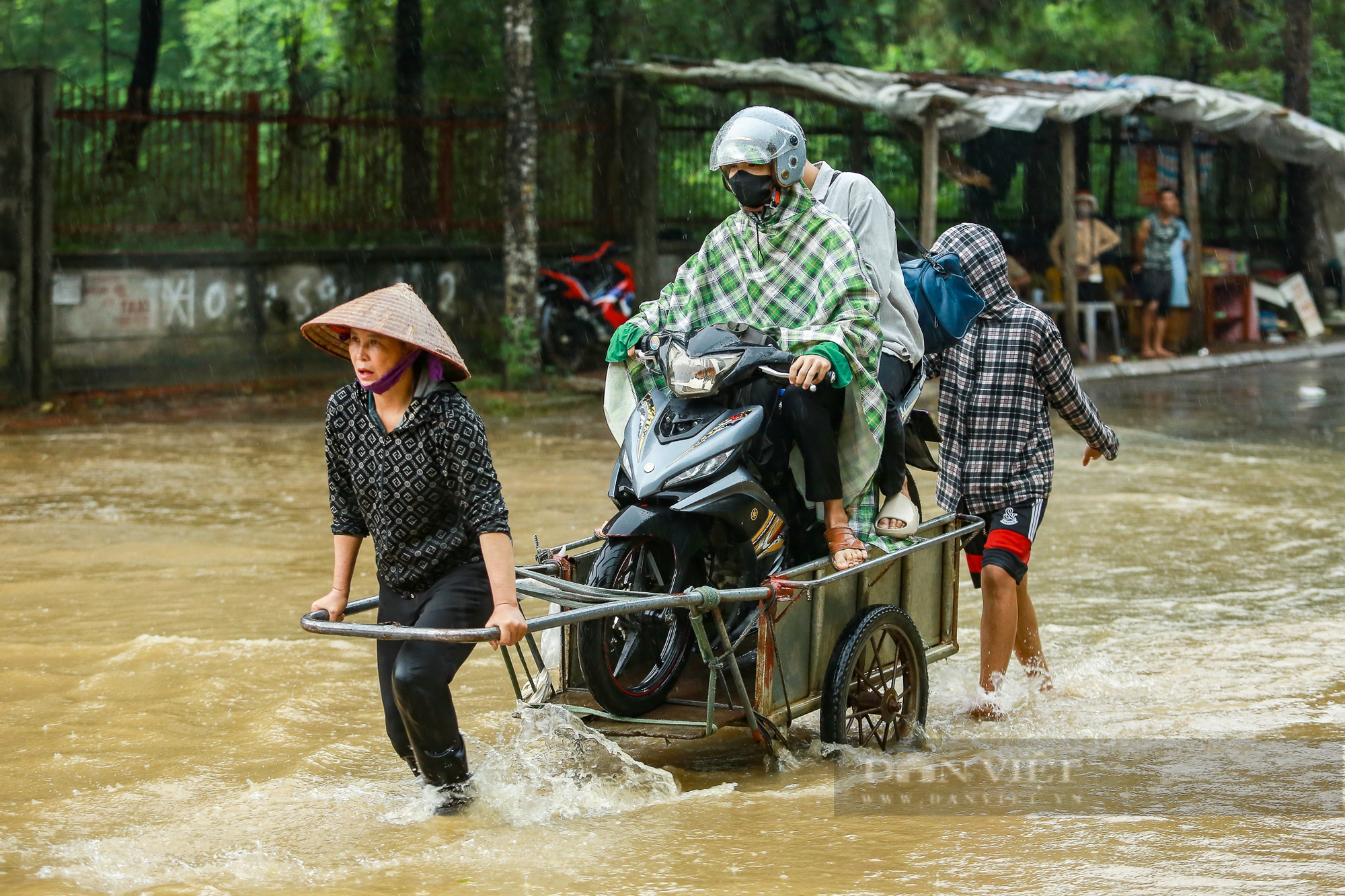 Hà Nội mưa lớn, đường gom Đại lộ Thăng Long ngập sâu, người dân chật vật tìm cách vượt ngập- Ảnh 9.