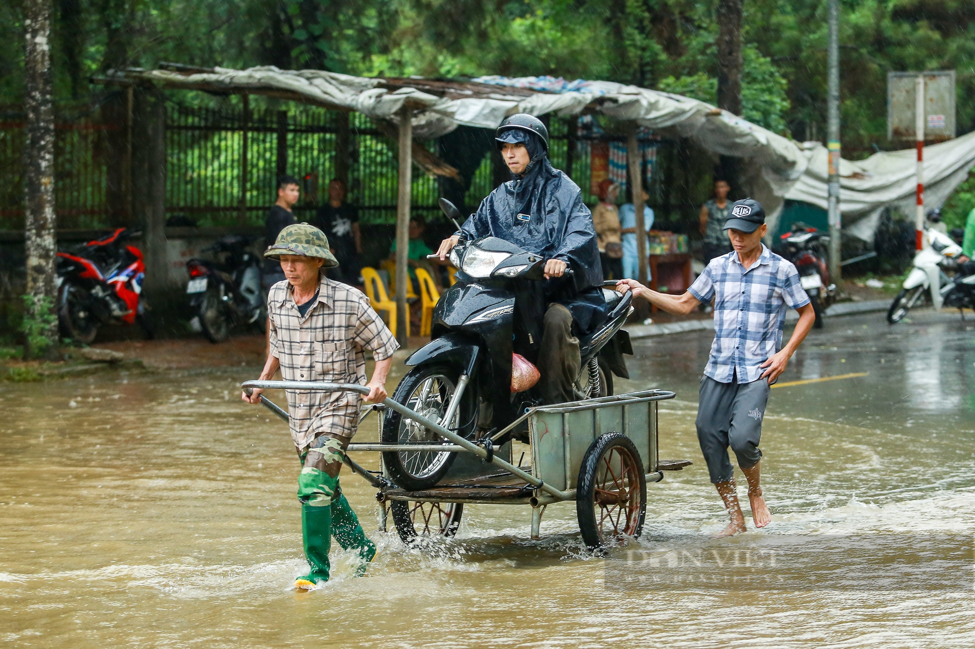 Hà Nội mưa lớn, đường gom Đại lộ Thăng Long ngập sâu, người dân chật vật tìm cách vượt ngập- Ảnh 8.