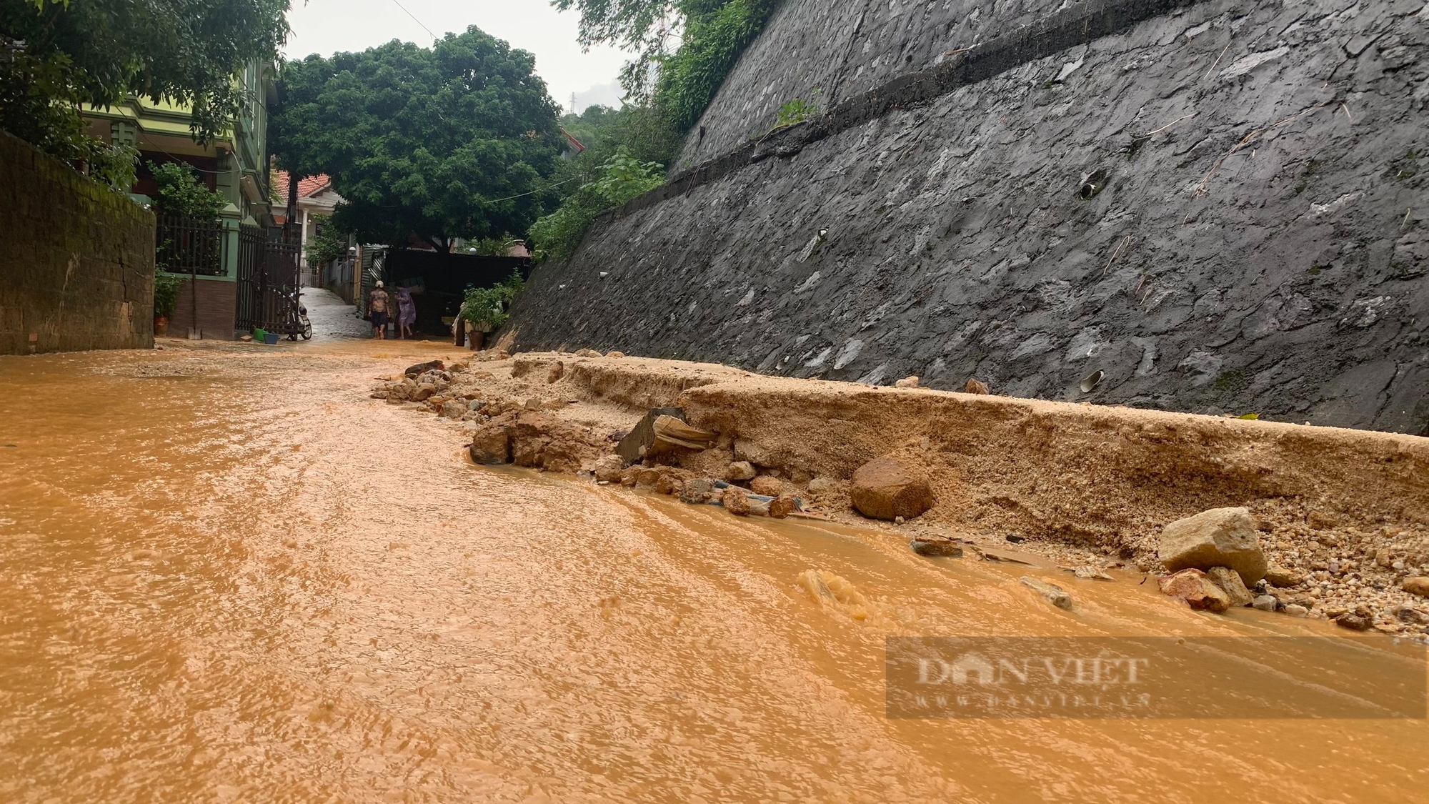 Mưa lớn ở Hạ Long, dân không ngủ vì bùn đất tràn xuống xối xả- Ảnh 2.