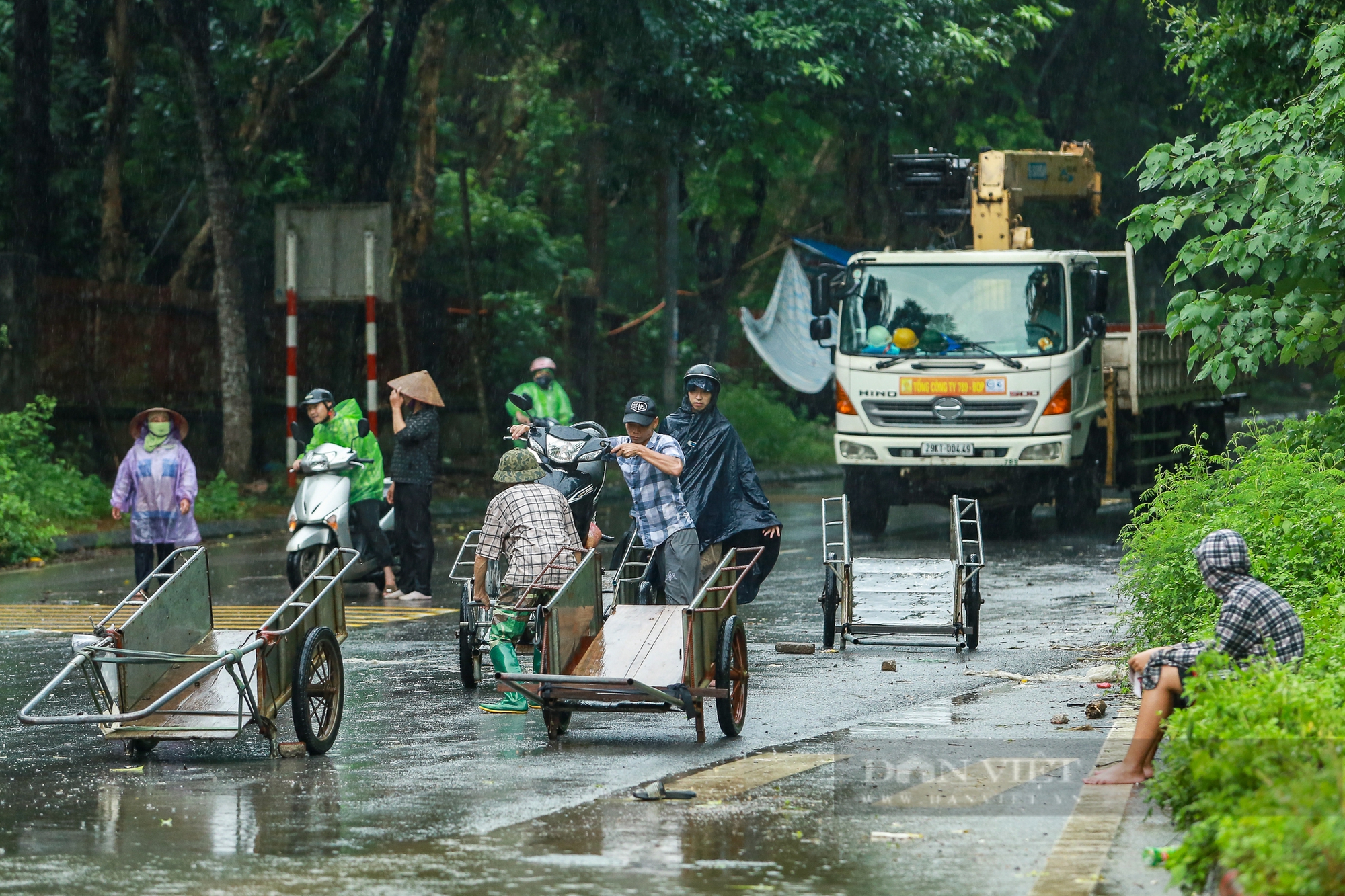 Hà Nội mưa lớn, đường gom Đại lộ Thăng Long ngập sâu, người dân chật vật tìm cách vượt ngập- Ảnh 7.