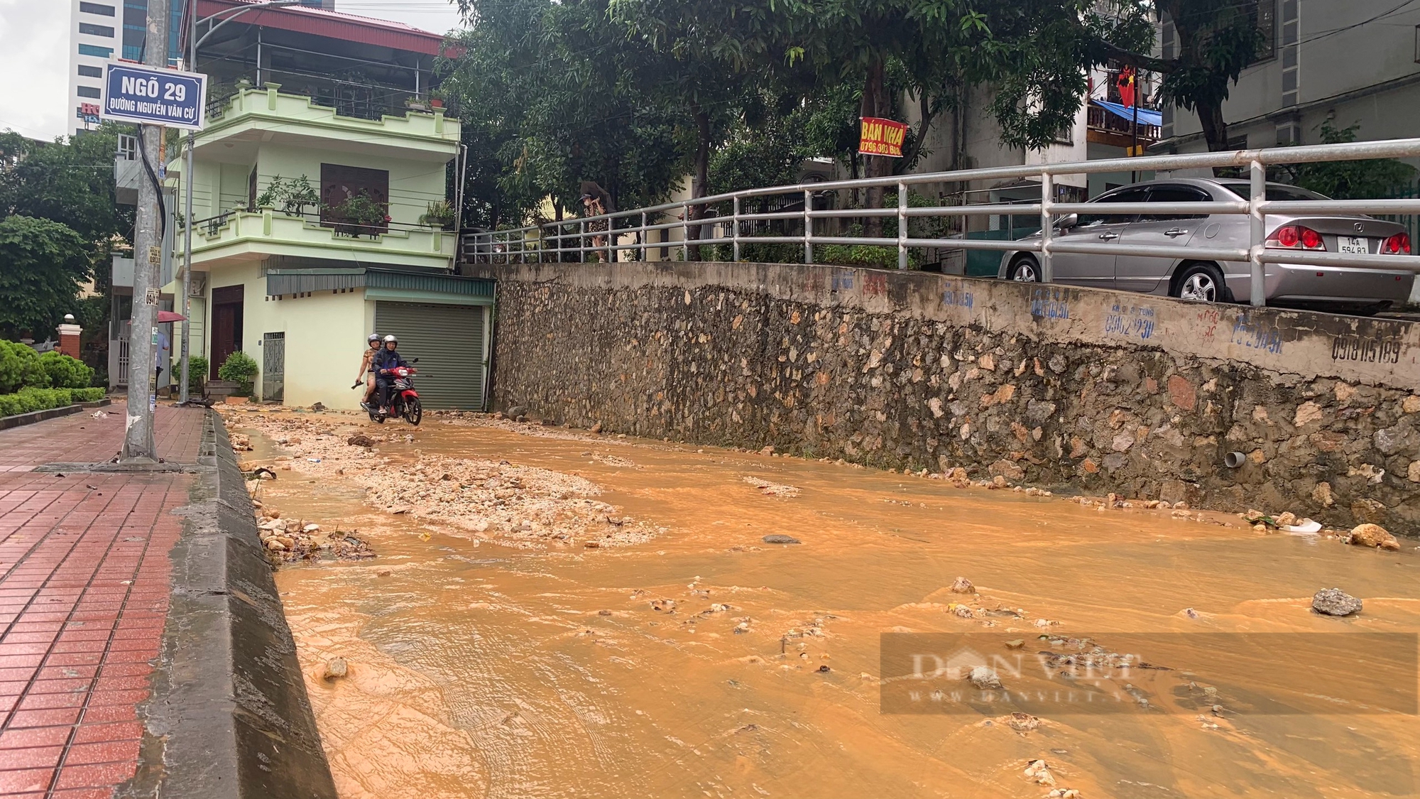 Mưa lớn ở Hạ Long, dân không ngủ vì bùn đất tràn xuống xối xả- Ảnh 4.