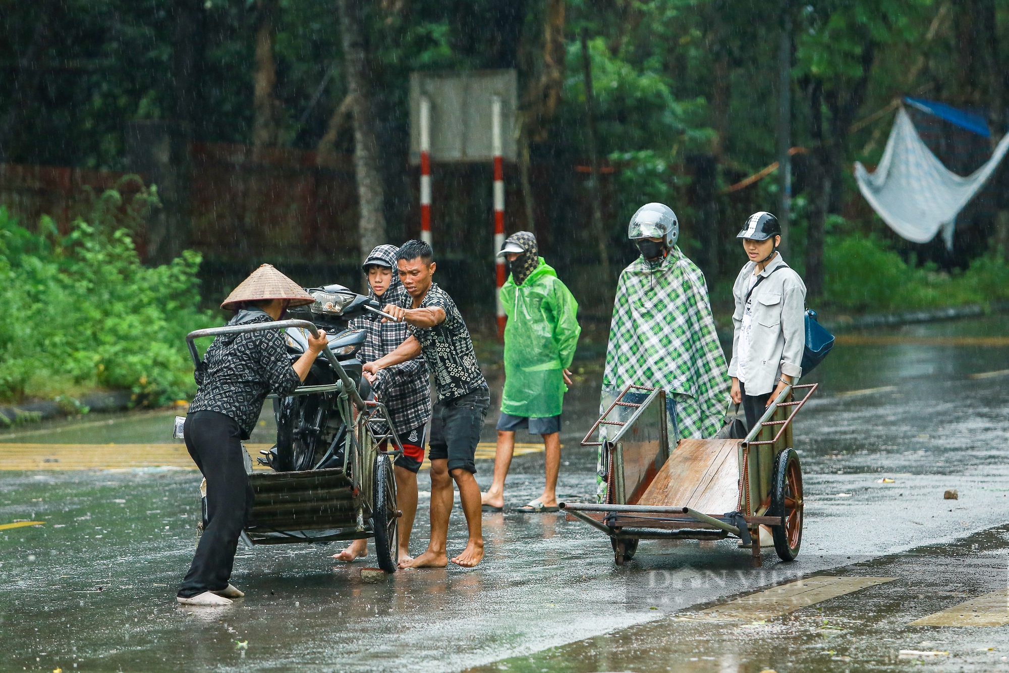 Hà Nội mưa lớn, đường gom Đại lộ Thăng Long ngập sâu, người dân chật vật tìm cách vượt ngập- Ảnh 6.