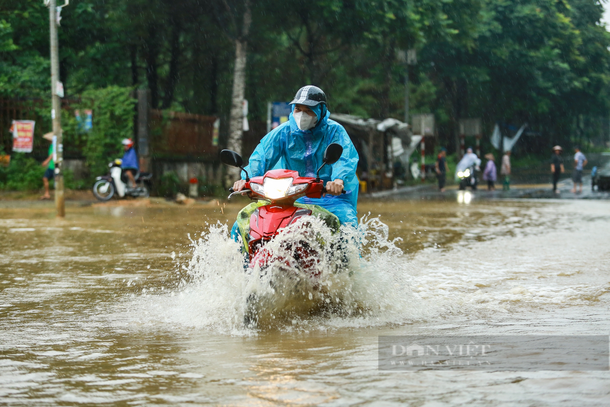 Hà Nội mưa lớn, đường gom Đại lộ Thăng Long ngập sâu, người dân chật vật tìm cách vượt ngập- Ảnh 5.