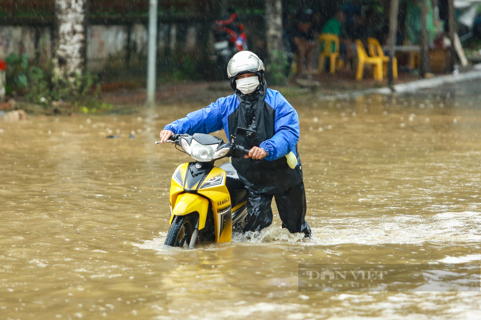 Hà Nội mưa lớn, đường gom Đại lộ Thăng Long ngập sâu, người dân chật vật tìm cách vượt ngập- Ảnh 4.