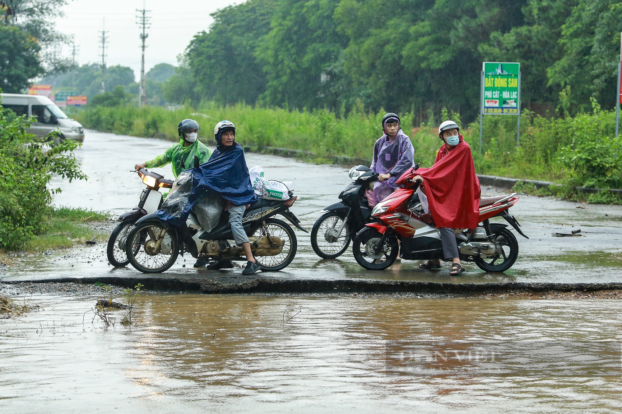 Hà Nội mưa lớn, đường gom Đại lộ Thăng Long ngập sâu, người dân chật vật tìm cách vượt ngập- Ảnh 3.