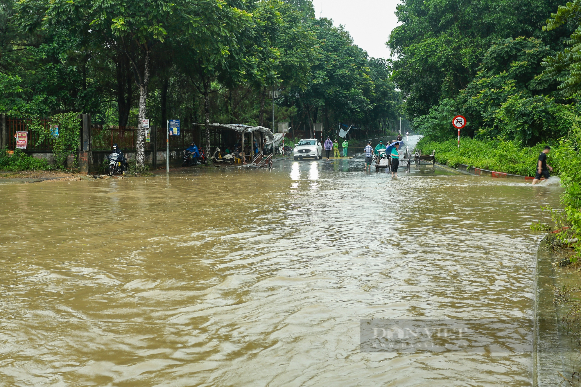 Hà Nội mưa lớn, đường gom Đại lộ Thăng Long ngập sâu, người dân chật vật tìm cách vượt ngập- Ảnh 1.