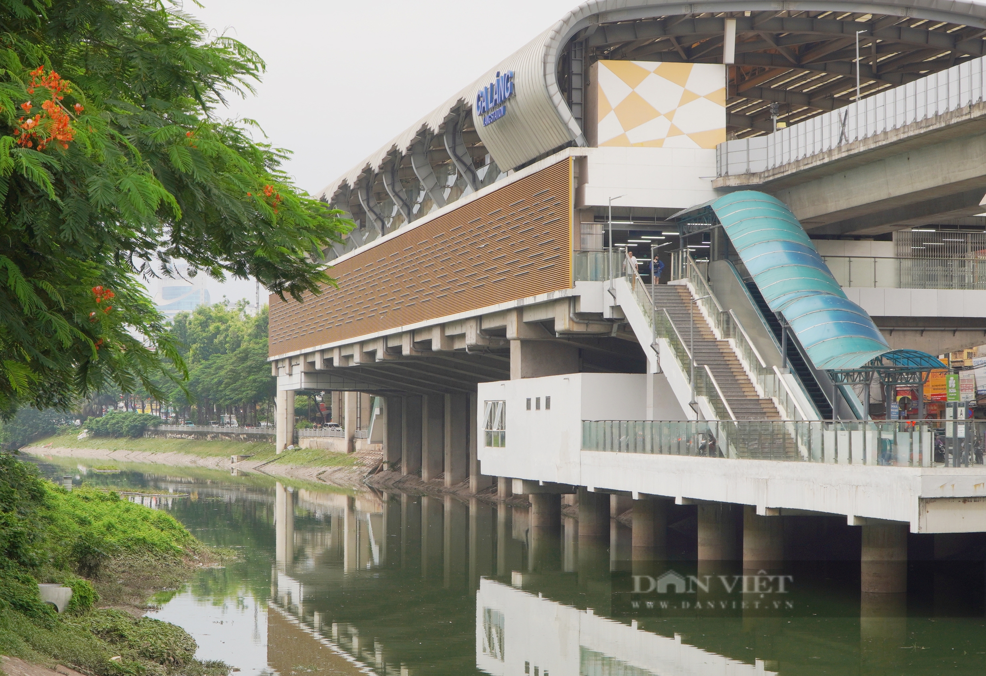 Người Hà Nội ngỡ ngàng trước cảnh nước sông Tô Lịch bỗng chuyển màu xanh- Ảnh 1.