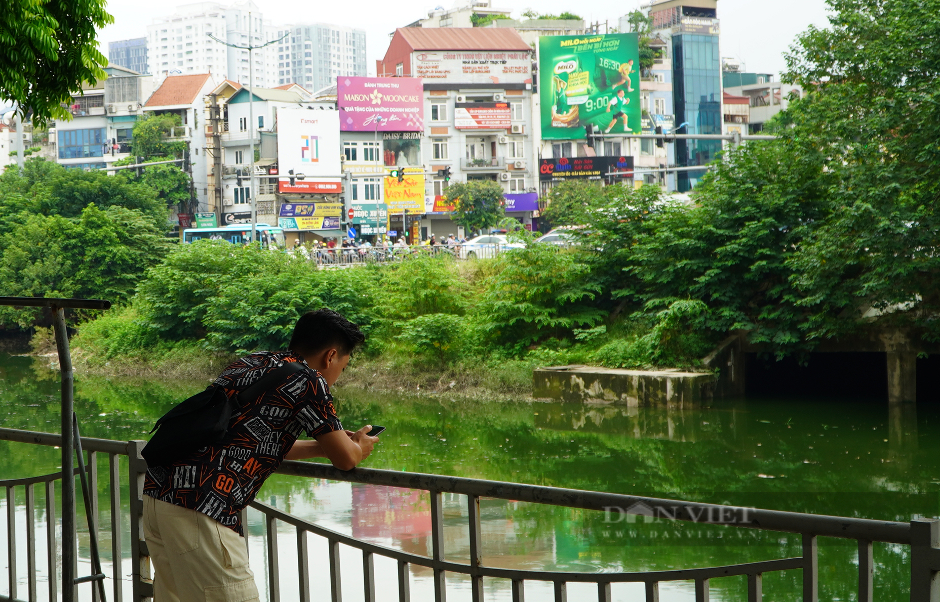 Người Hà Nội ngỡ ngàng trước cảnh nước sông Tô Lịch bỗng chuyển màu xanh- Ảnh 3.