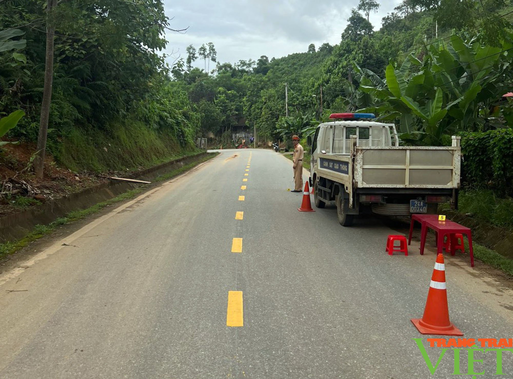 Phó Chủ tịch UBND tỉnh Lào Cai Nguyễn Trọng Hài thăm hỏi, động viên Trung úy công an bị thương khi làm nhiệm vụ- Ảnh 3.