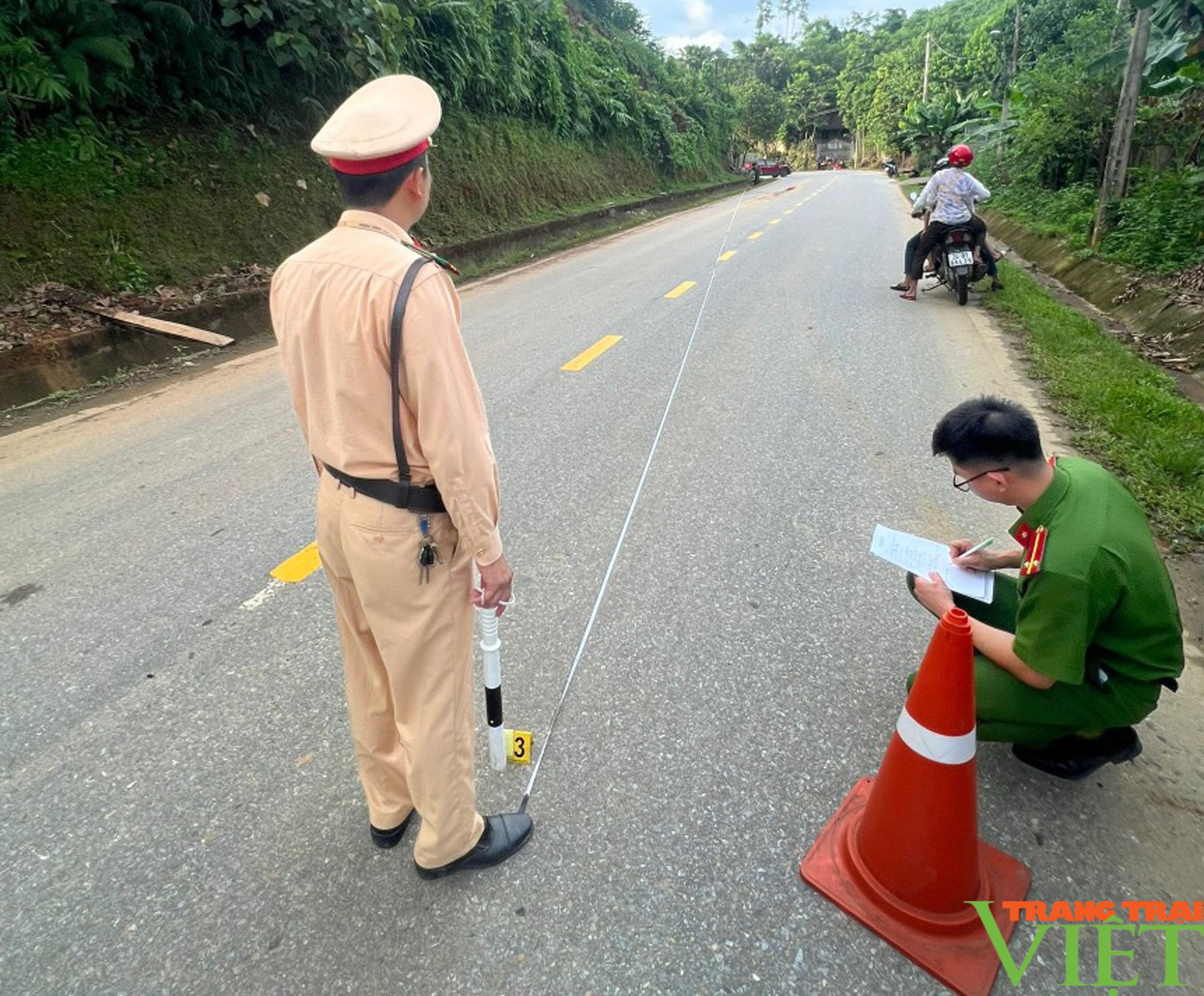 Phó Chủ tịch UBND tỉnh Lào Cai Nguyễn Trọng Hài thăm hỏi, động viên Trung úy công an bị thương khi làm nhiệm vụ- Ảnh 4.