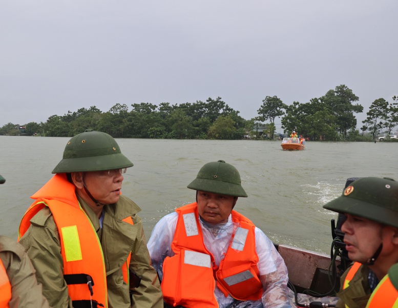 
Phó Thủ tướng vào vùng "rốn lũ" Chương Mỹ, Hà Nội thăm người dân
- Ảnh 1.