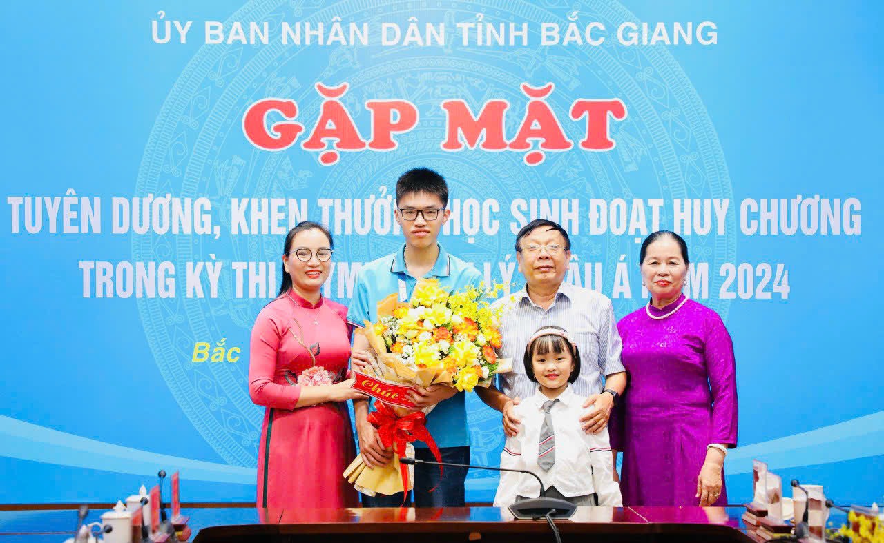 Nam sinh đoạt Huy chương Vàng Olympic Vật lý Quốc tế 2024: Liên tiếp “ẵm” giải Nhất, quyết không dùng điện thoại thông minh- Ảnh 1.