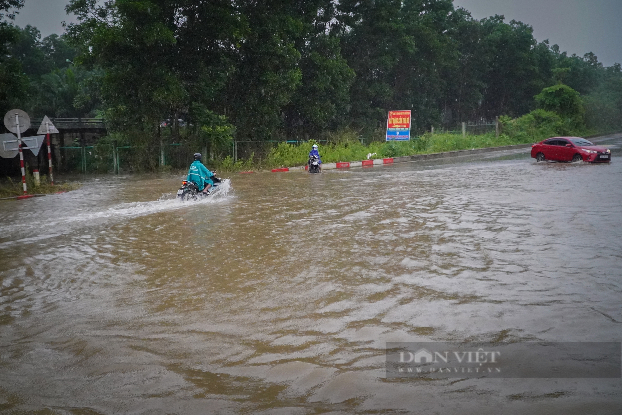 Ấn tượng với cậu bé cầm lá cờ "vẽ đường" tránh đoạn ngập lụt trên Đại lộ Thăng Long- Ảnh 5.