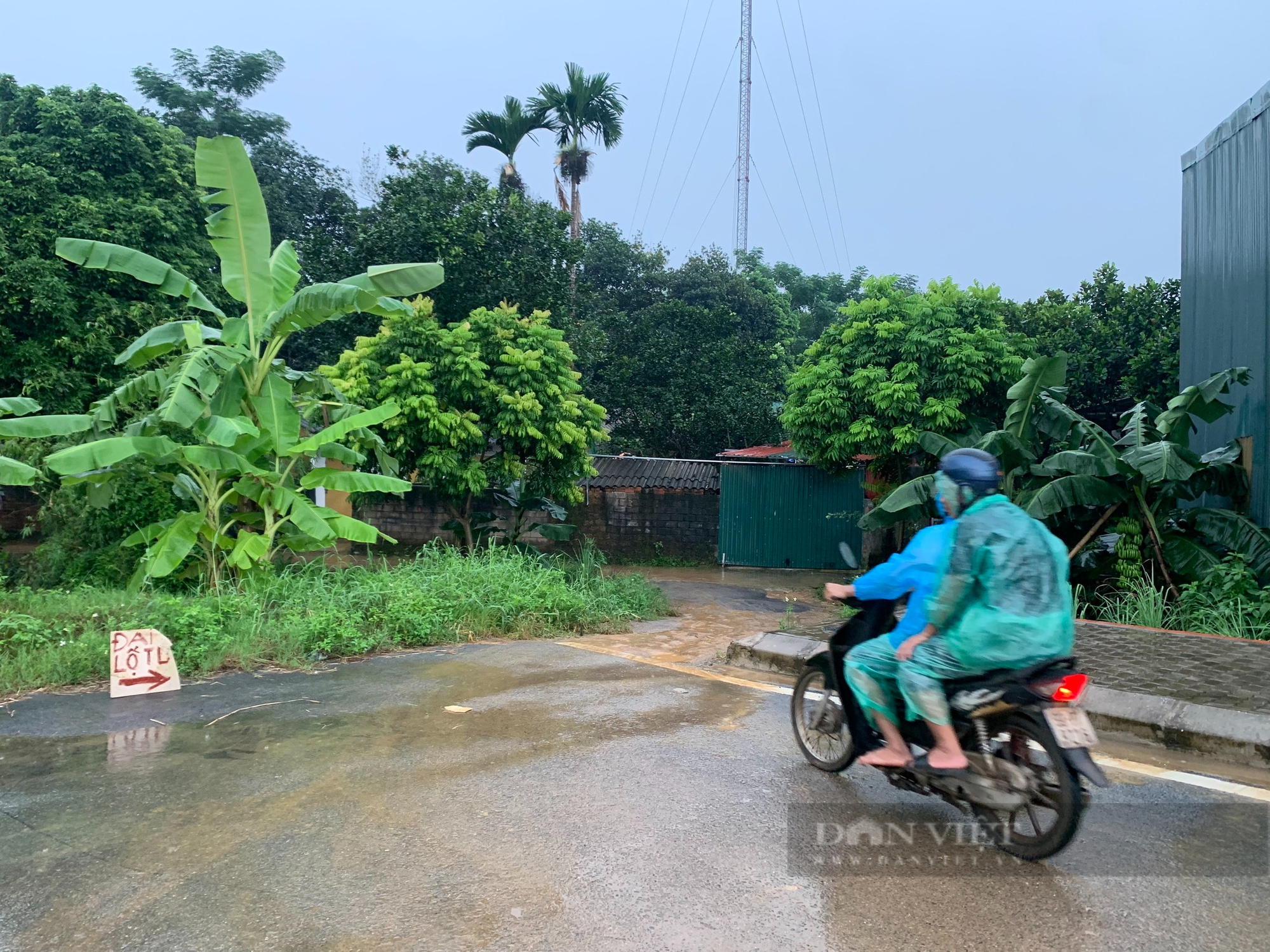 Ấn tượng với cậu bé cầm lá cờ "vẽ đường" tránh đoạn ngập lụt trên Đại lộ Thăng Long- Ảnh 7.