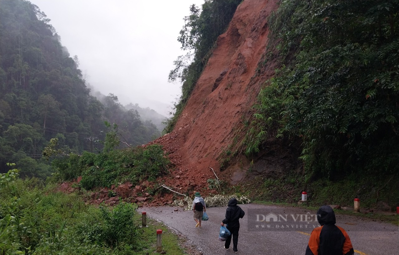 Lai Châu: Xuất hiện nhiều điểm sạt lở, gây ách tắc giao thông cục bộ- Ảnh 1.