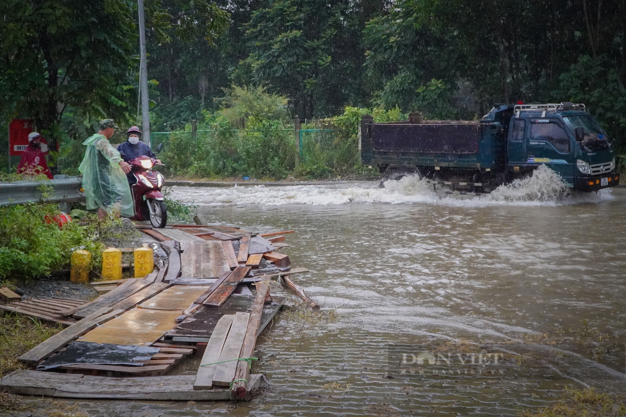 Hà Nội: Đường ngập, nhiều người tranh thủ bắc cầu tạm, kéo xe thu tiền triệu mỗi ngày ở Đại lộ Thăng Long- Ảnh 2.