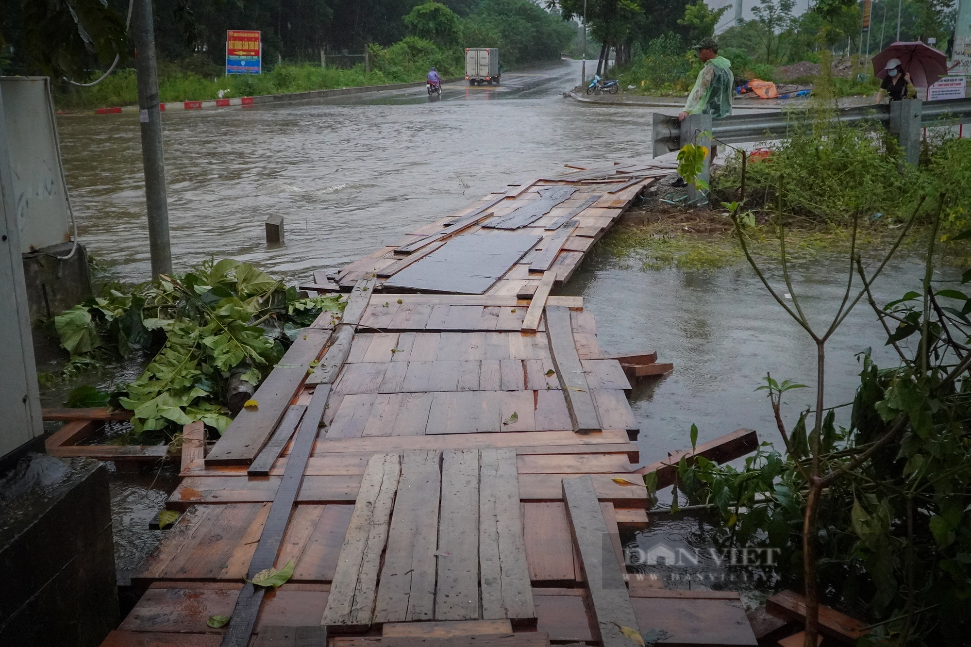 Hà Nội: Đường ngập, nhiều người tranh thủ bắc cầu tạm, kéo xe thu tiền triệu mỗi ngày ở Đại lộ Thăng Long- Ảnh 4.