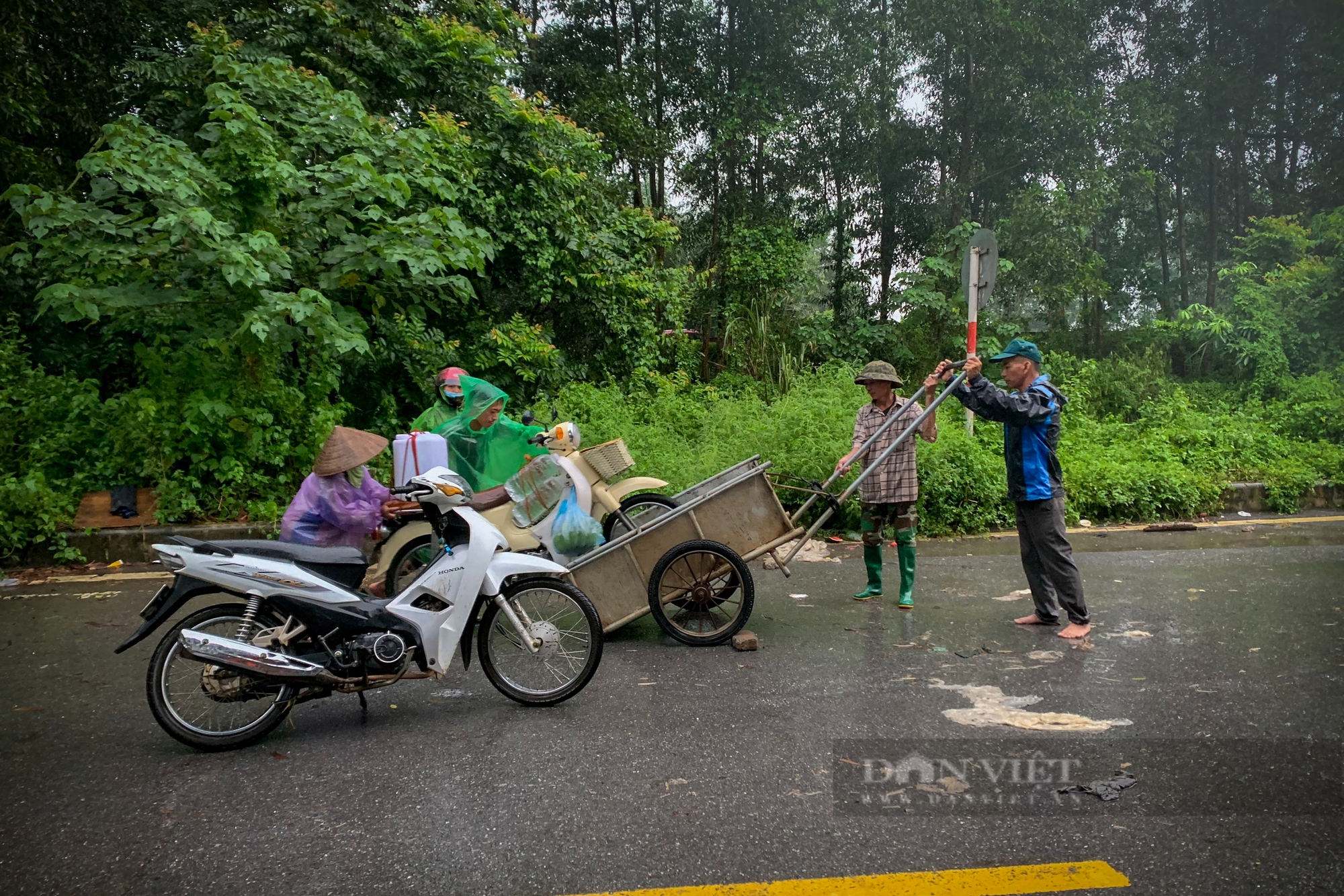 Hà Nội: Đường ngập, nhiều người tranh thủ bắc cầu tạm, kéo xe thu tiền triệu mỗi ngày ở Đại lộ Thăng Long- Ảnh 6.