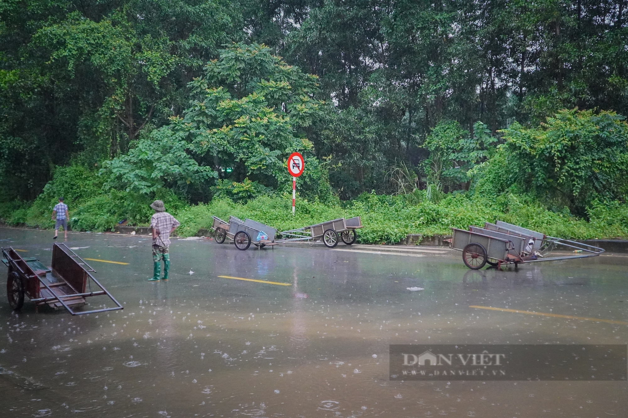 Hà Nội: Đường ngập, nhiều người tranh thủ bắc cầu tạm, kéo xe thu tiền triệu mỗi ngày ở Đại lộ Thăng Long- Ảnh 8.