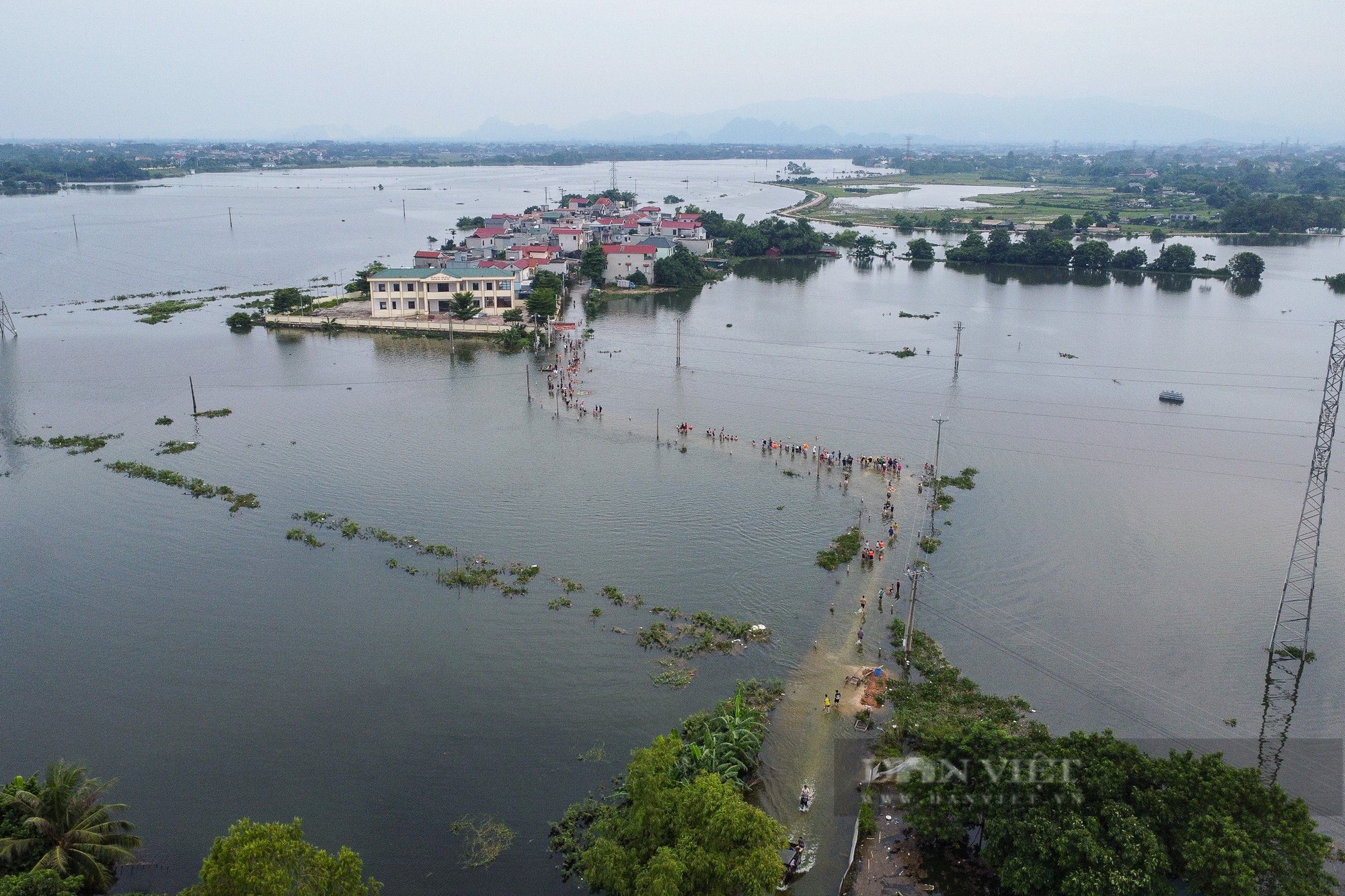 Hà Nội: "Chạy đua" với ngập lụt, đảm bảo ổn định cuộc sống người dân- Ảnh 2.