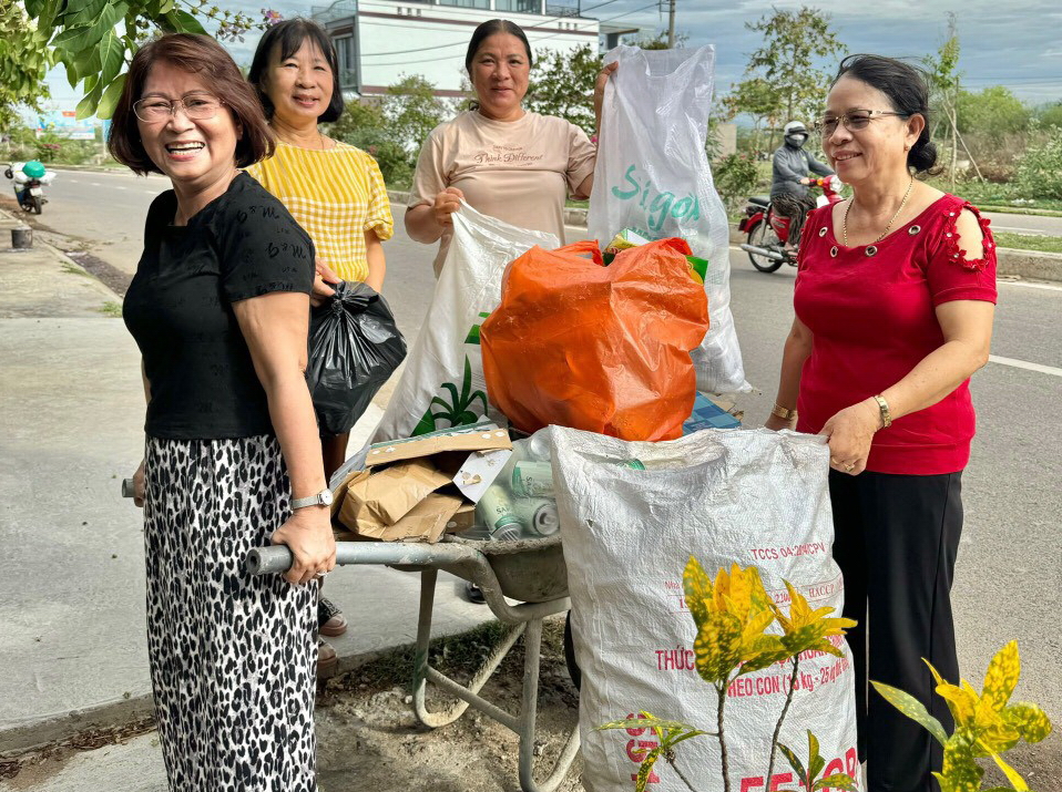 Kỳ lạ, phụ nữ không nghèo rủ nhau đi nhặt rác thải, phế liệu ở vùng nông thôn Bình Thuận- Ảnh 3.