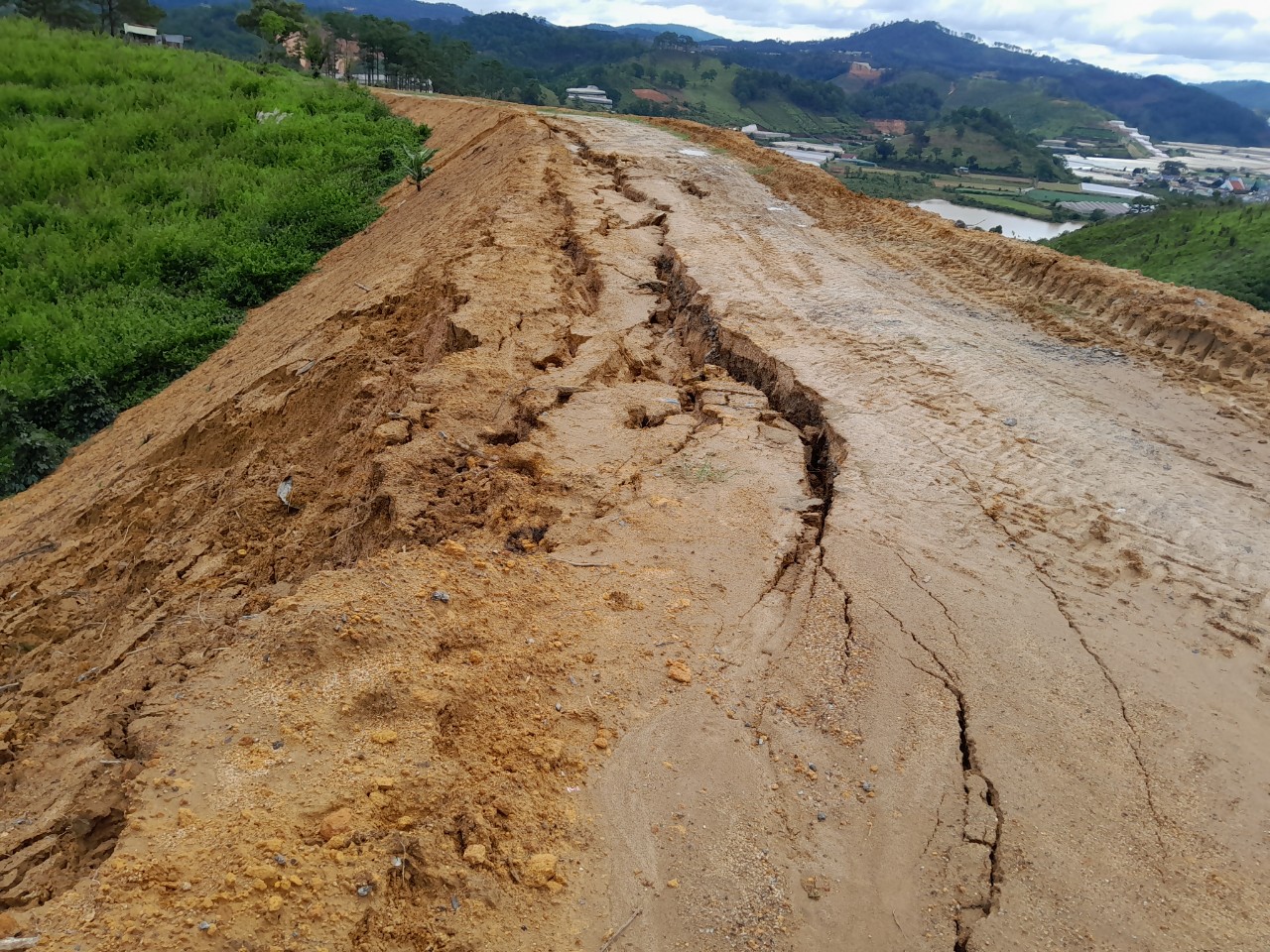 Người dân chật vật đi trên con đường tránh của dự án thủy điện Đạ Dâng- Ảnh 5.