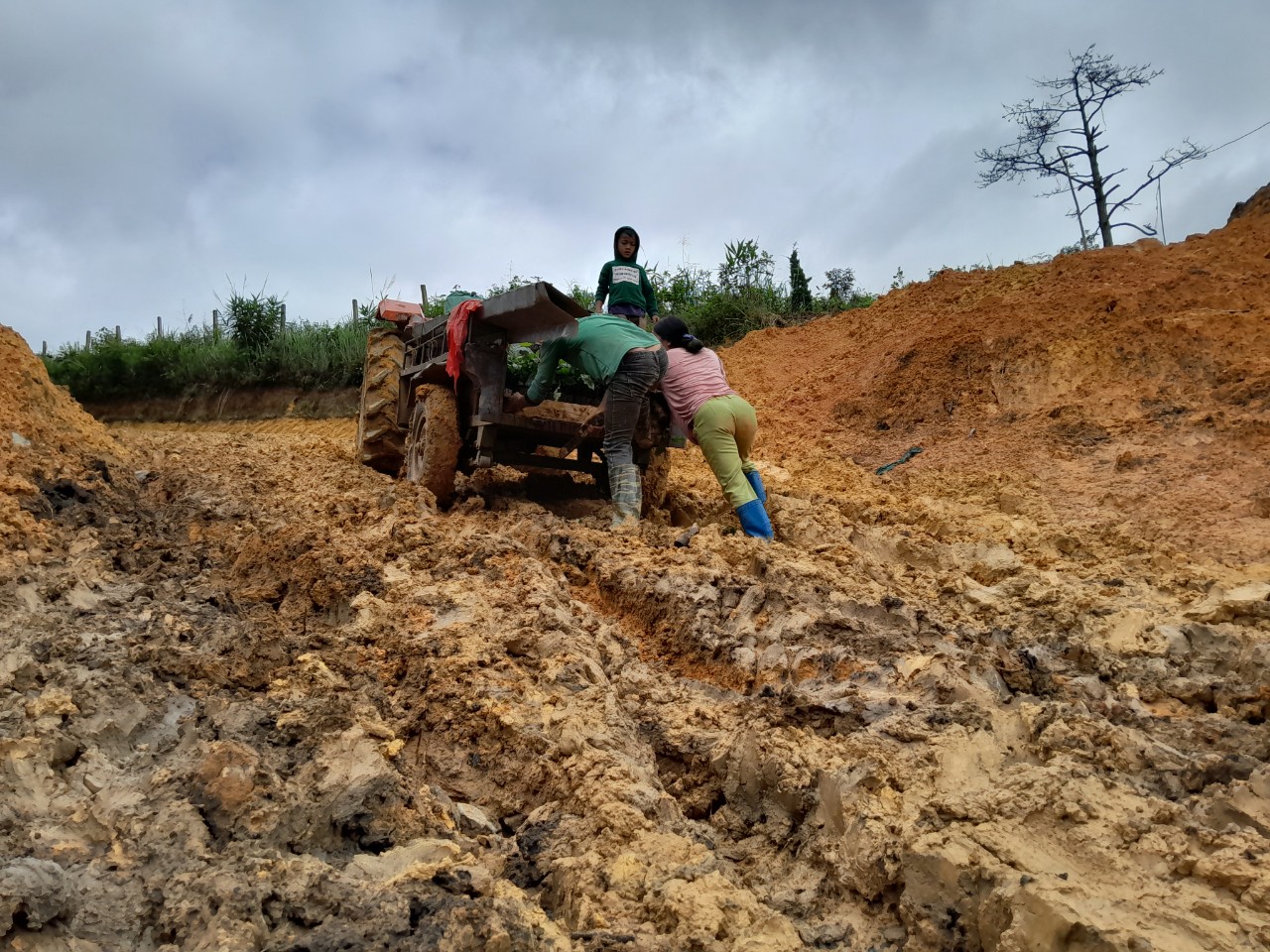 Người dân chật vật đi trên con đường tránh của dự án thủy điện Đạ Dâng- Ảnh 3.