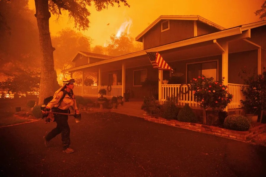 Cháy rừng đỏ rực tại Mỹ, hàng chục nghìn người phải sơ tán, nhà cửa và xe cộ cháy rụi- Ảnh 13.