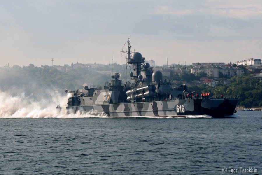 Hai tàu tên lửa "độc nhất vô nhị" của Hạm đội Biển Đen cấp tốc rời Crimea- Ảnh 2.