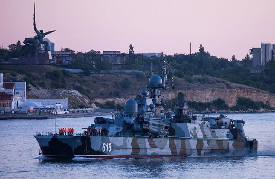 Hai tàu tên lửa "độc nhất vô nhị" của Hạm đội Biển Đen cấp tốc rời Crimea- Ảnh 4.