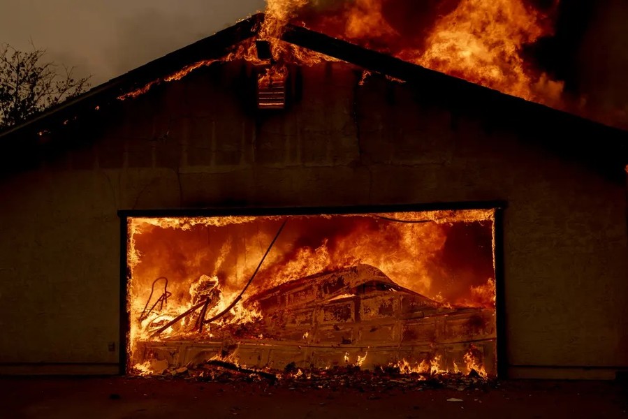 Cháy rừng đỏ rực tại Mỹ, hàng chục nghìn người phải sơ tán, nhà cửa và xe cộ cháy rụi- Ảnh 5.