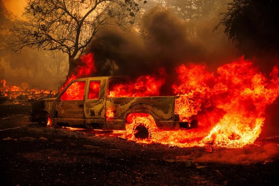 Cháy rừng đỏ rực tại Mỹ, hàng chục nghìn người phải sơ tán, nhà cửa và xe cộ cháy rụi- Ảnh 8.