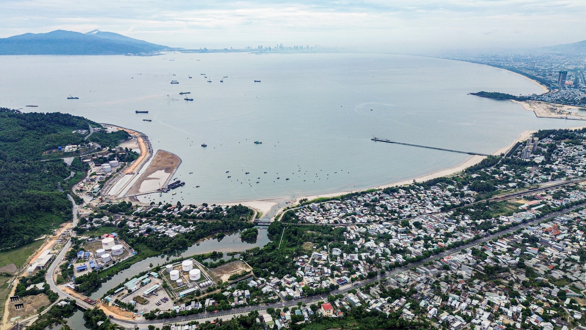 Toàn cảnh khu vực xây cảng biển Liên Chiểu trị giá gần 3.400 tỷ đồng dưới chân đèo Hải Vân- Ảnh 1.