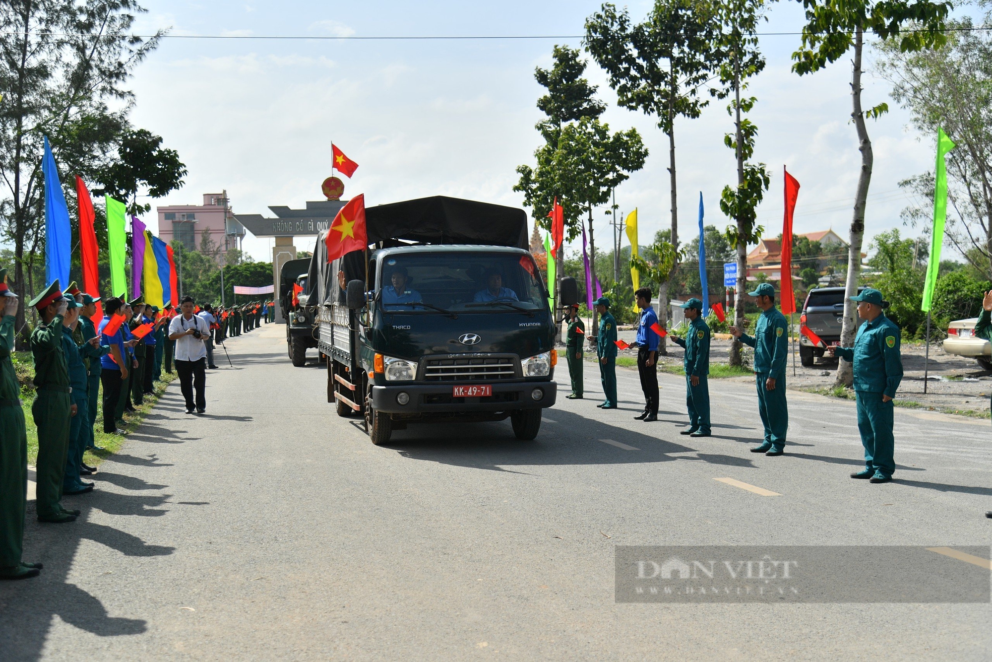 Xúc động lễ đón 27 hài cốt liệt sĩ hy sinh trên đất bạn Campuchia về nước- Ảnh 1.