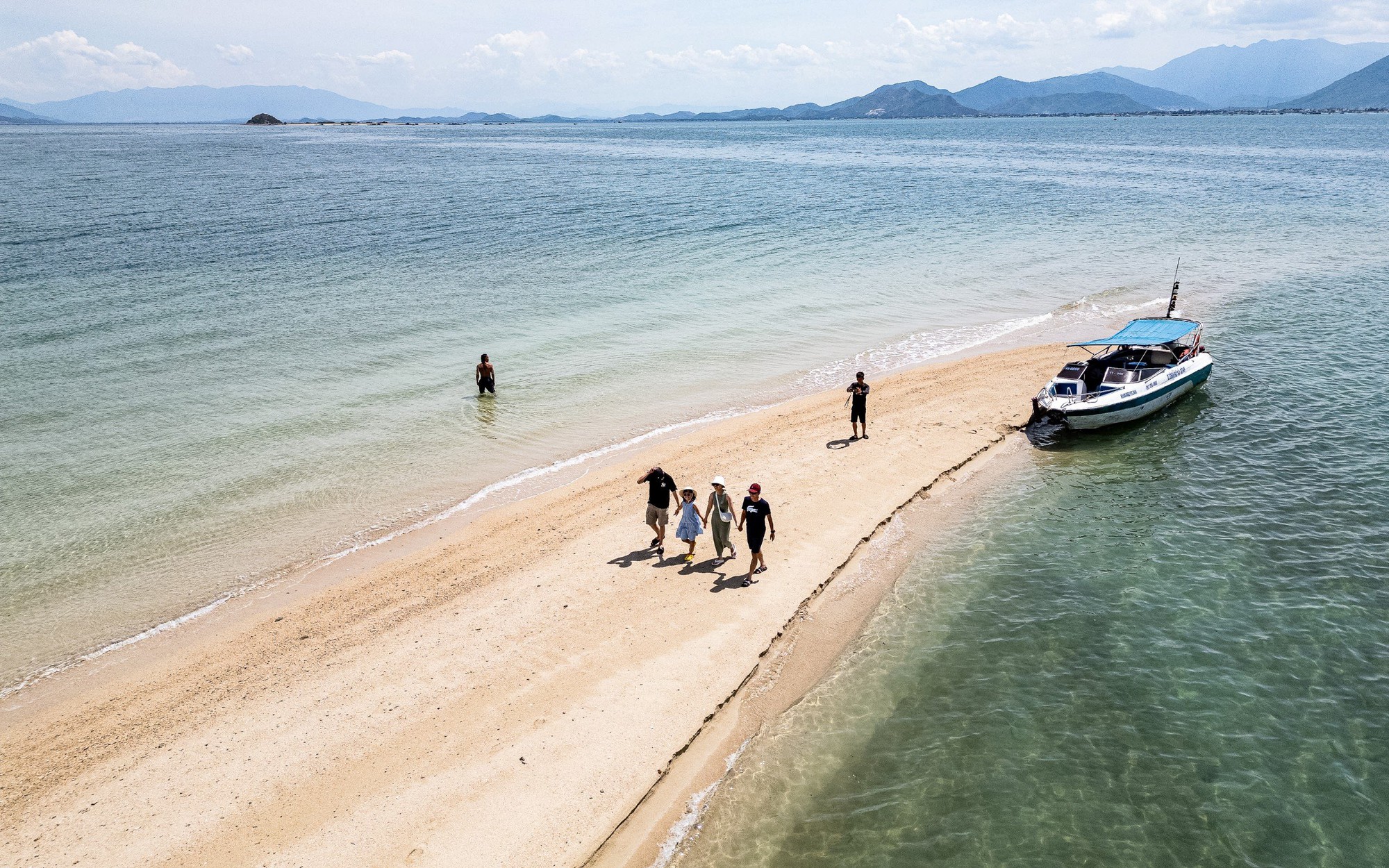Có lẽ nào đây là làng sở hữu nhiều hòn đảo nhất ở Khánh Hòa, nằm trong vịnh biển đẹp như phim?- Ảnh 4.
