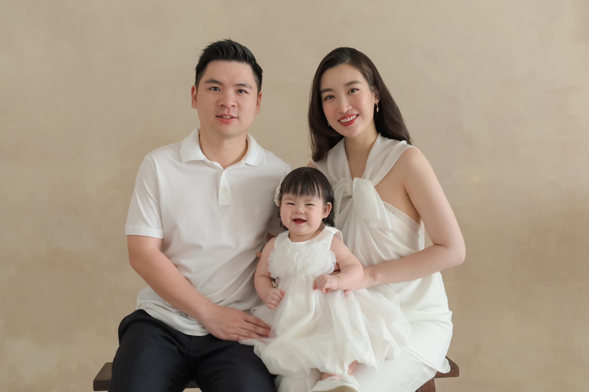 Hoa hậu Đỗ Mỹ Linh hiếm hoi khoe con gái 1 tuổi để chứng minh "cháu giống mẹ như đúc"- Ảnh 4.