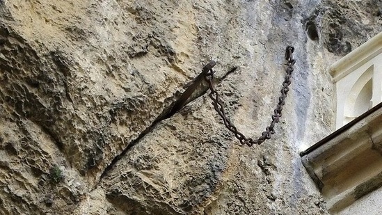 Thanh kiếm "thần" mắc kẹt trong vách đá suốt 1300 năm biến mất bí ẩn- Ảnh 1.