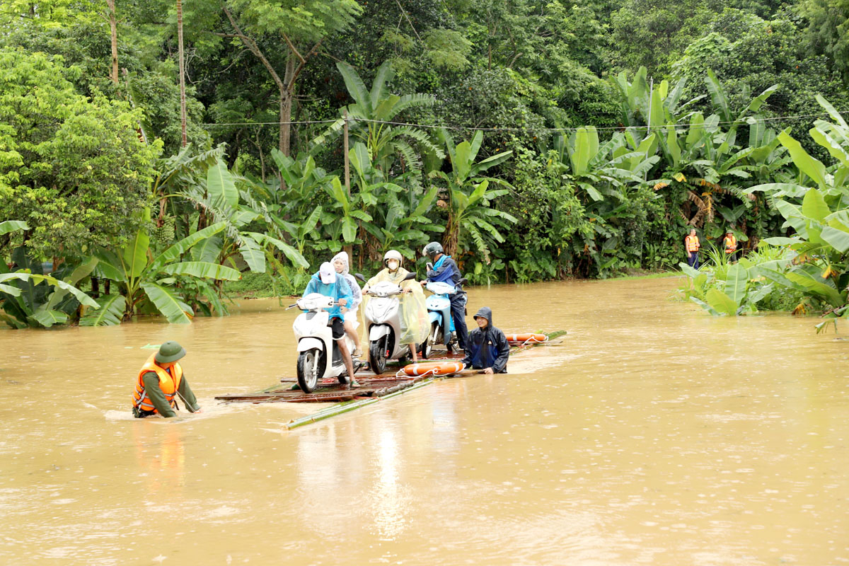 Mưa lớn gây ngập nặng, Chủ tịch UBND tỉnh Hà Giang chỉ đạo triển khai gấp các giải pháp- Ảnh 4.
