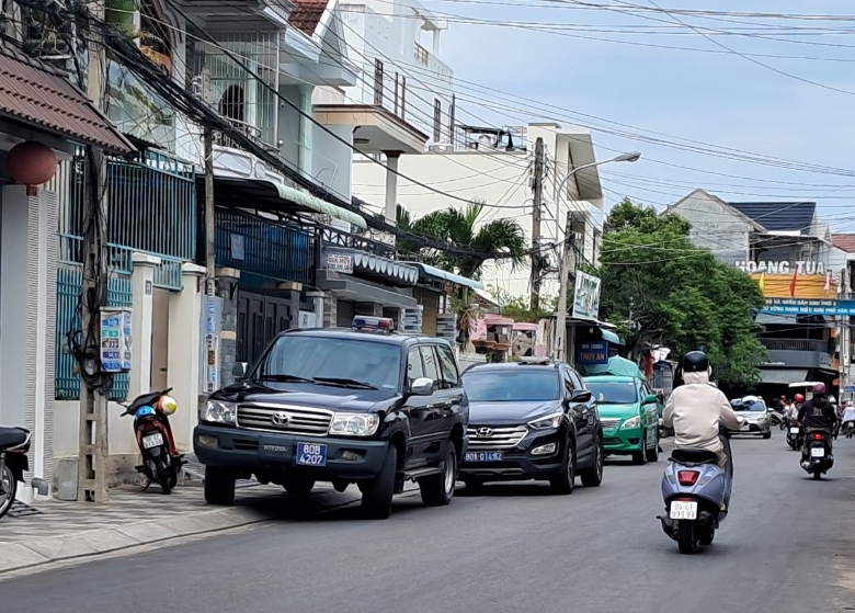 Xe biển xanh và những người thi hành công vụ xuất hiện trước nhà Bí thư Huyện ủy Phú Quý- Ảnh 1.