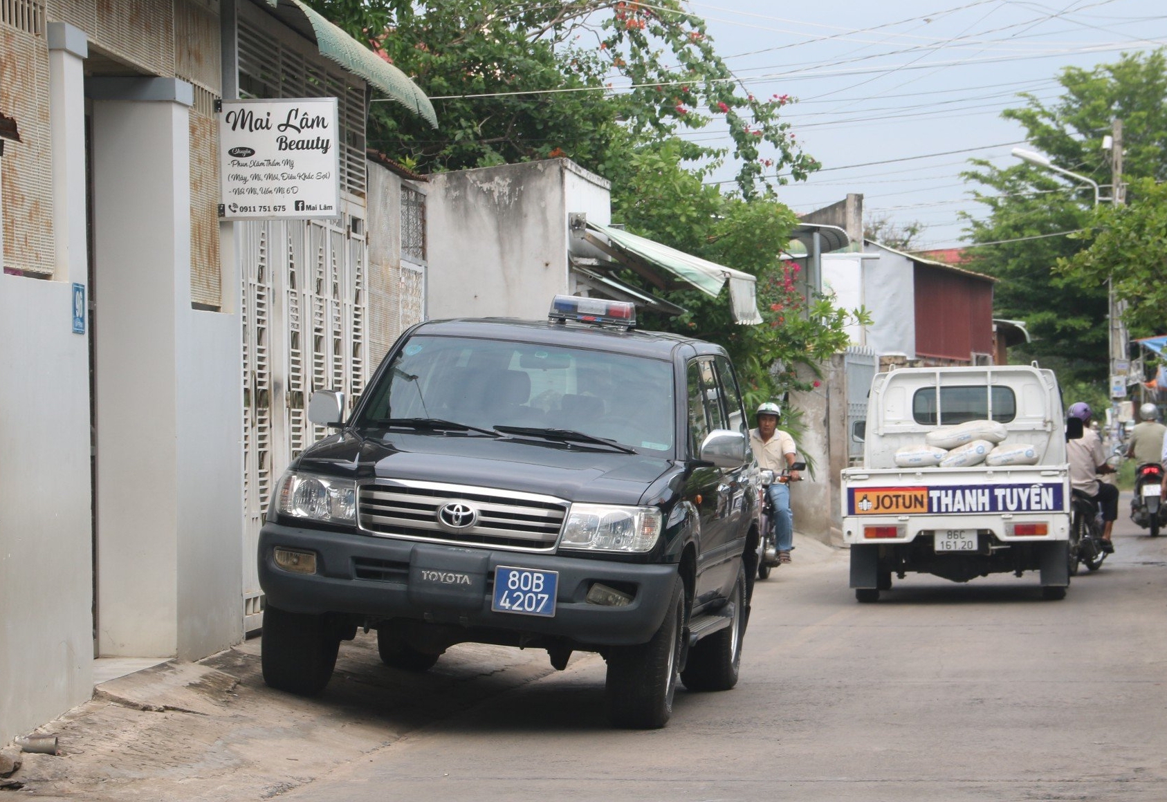 Xe biển xanh và những người thi hành công vụ xuất hiện trước nhà Bí thư Huyện ủy Phú Quý- Ảnh 2.