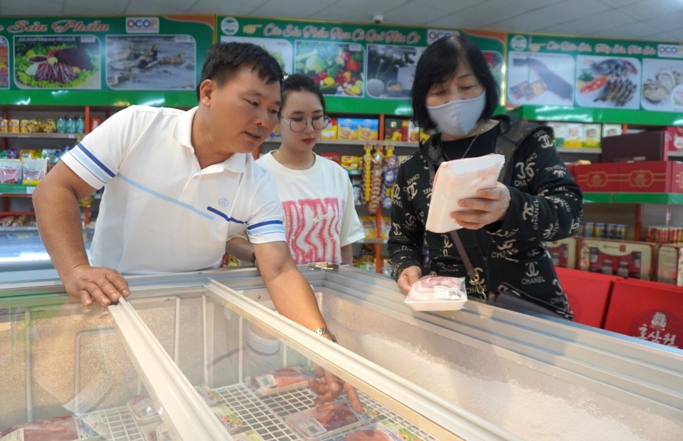 Nuôi lợn kiểu mới của anh Nông dân Việt Nam xuất sắc ở Tuyên Quang, 2 cửa hàng thịt bán ầm ầm- Ảnh 1.