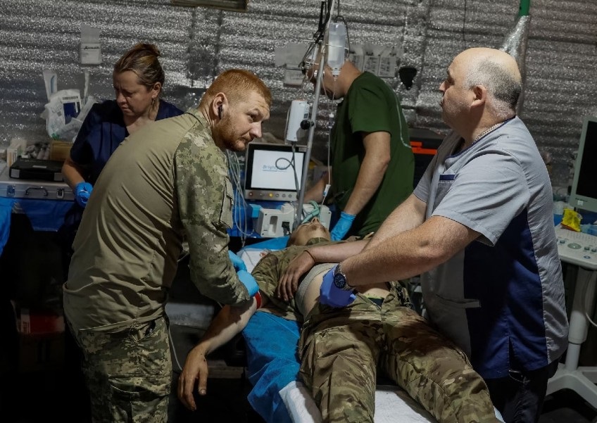 Bệnh viện dã chiến Ukraine hoạt động hết công suất đón làn sóng thương binh từ chiến trường - Ảnh 1.