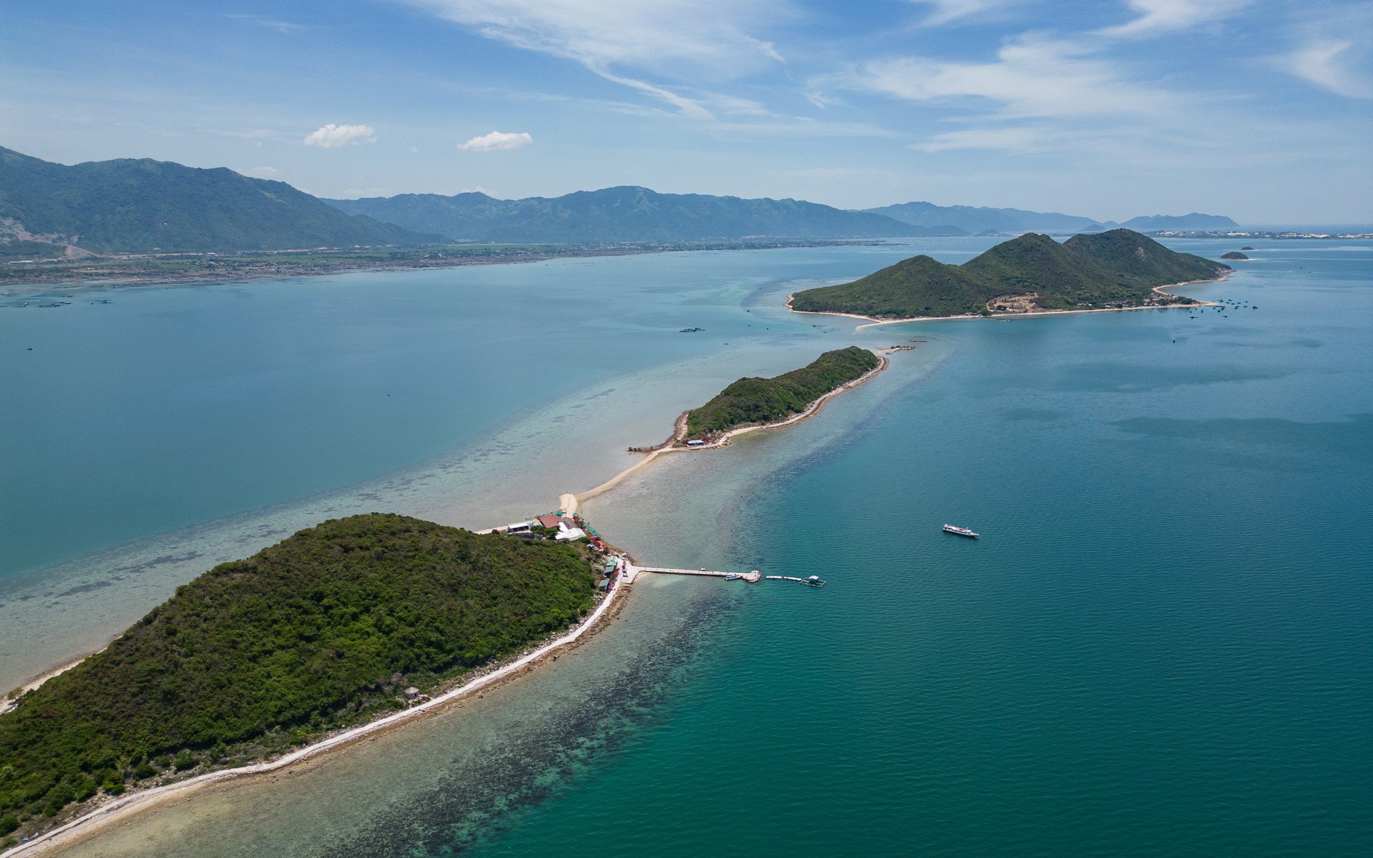 Có lẽ nào đây là làng sở hữu nhiều hòn đảo nhất ở Khánh Hòa, nằm trong vịnh biển đẹp như phim?- Ảnh 2.