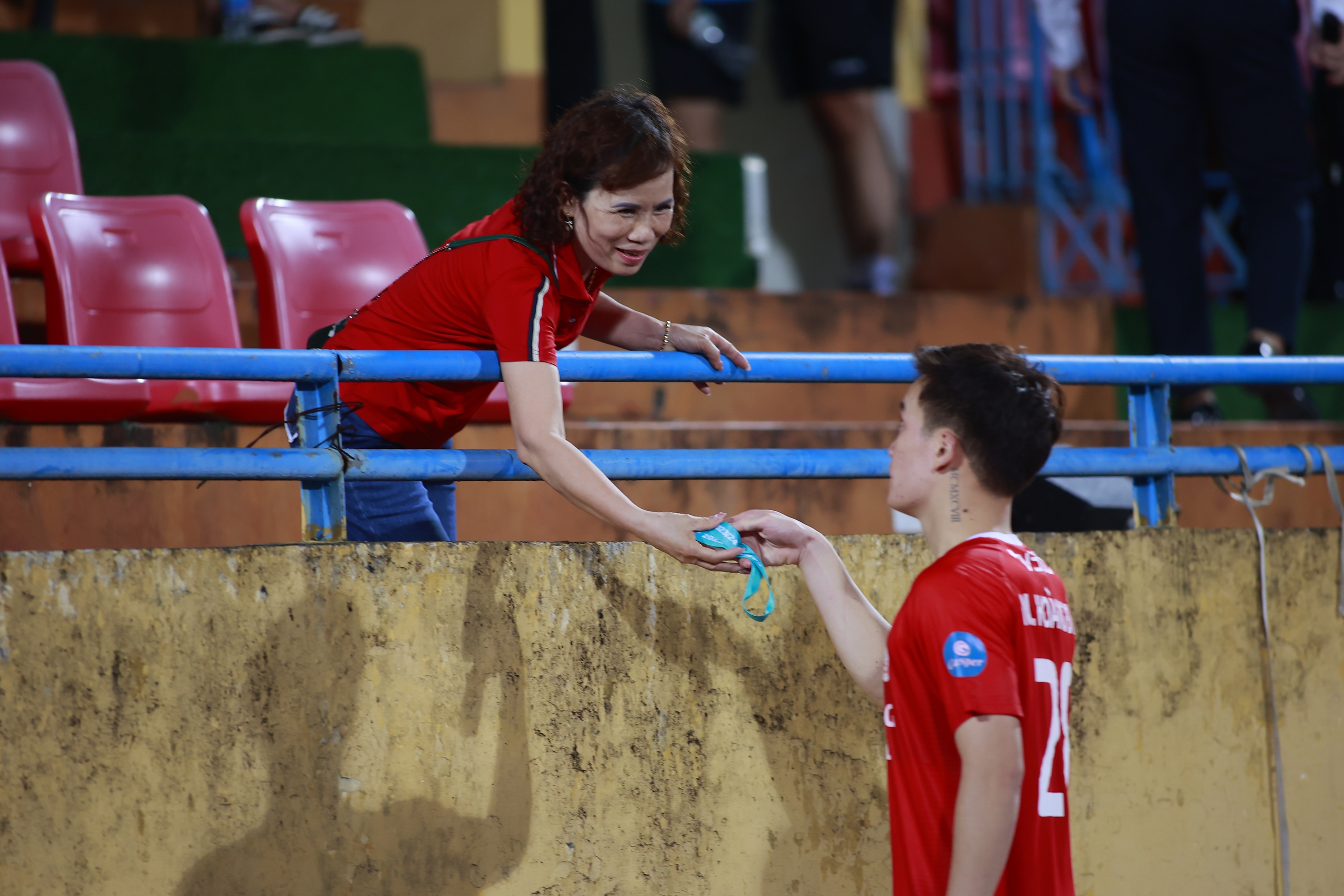 Hoàng Đức tặng mẹ HCĐ cúp Quốc Gia sau trận thua Hà Nội FC- Ảnh 4.