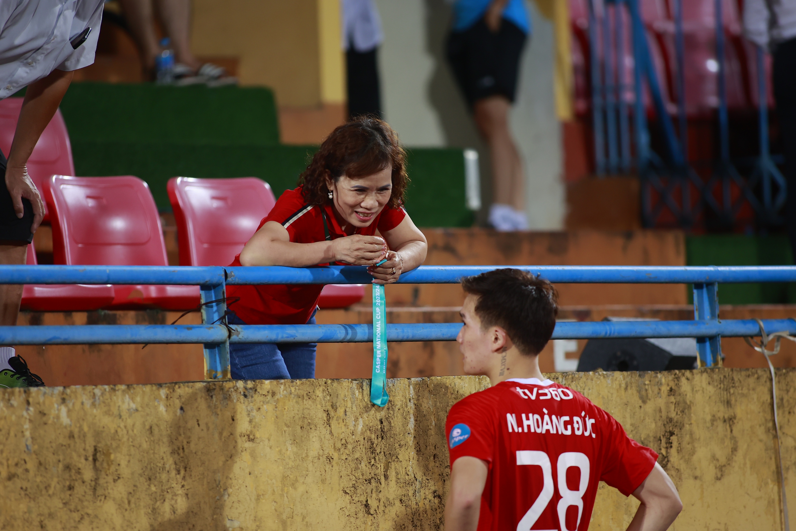 Hoàng Đức tặng mẹ HCĐ cúp Quốc Gia sau trận thua Hà Nội FC- Ảnh 5.