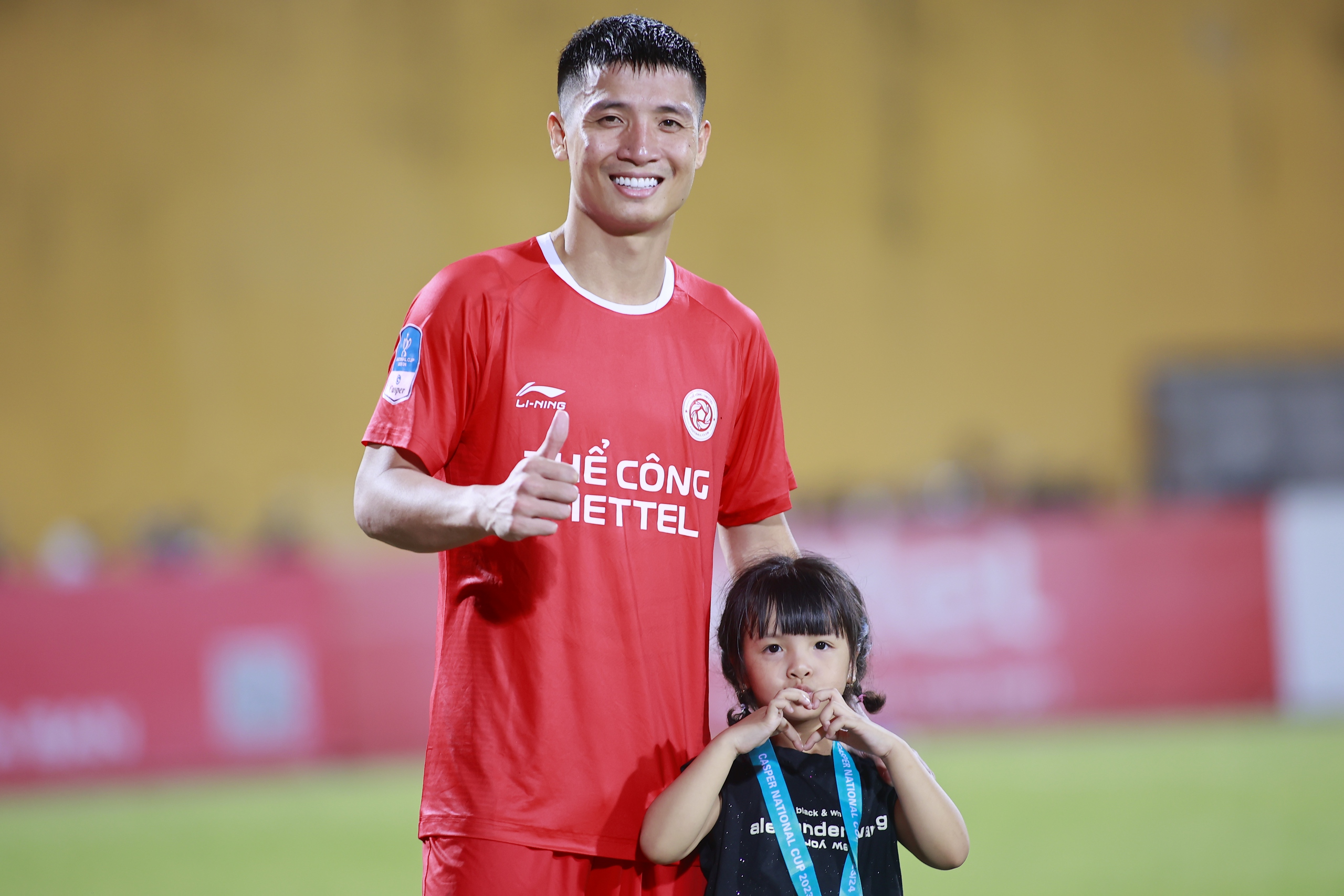 Hoàng Đức tặng mẹ HCĐ cúp Quốc Gia sau trận thua Hà Nội FC- Ảnh 6.