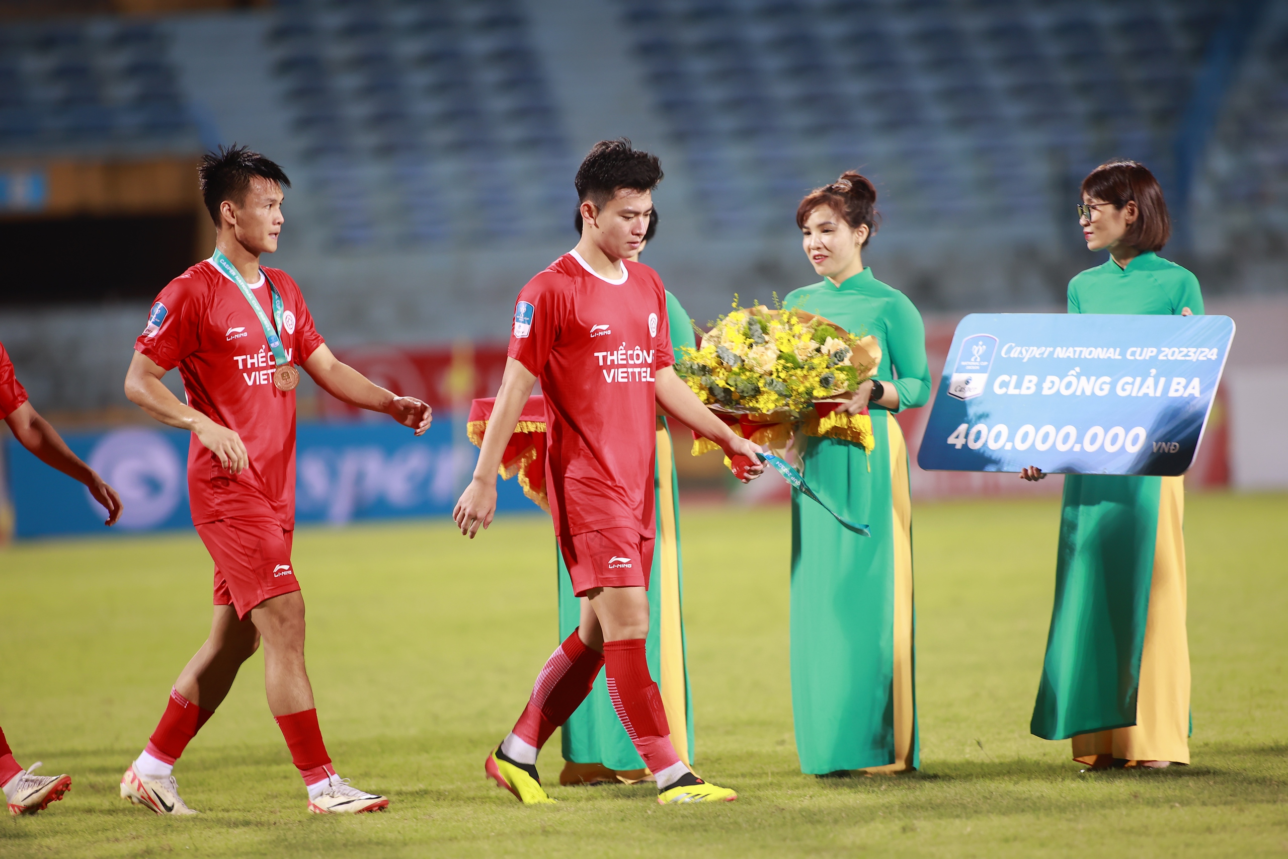 Hoàng Đức tặng mẹ HCĐ cúp Quốc Gia sau trận thua Hà Nội FC- Ảnh 2.